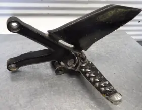 Ap8146248 Aprilia 01-03 Rst Futura 1000 Right Front Foot Rest With Bracket