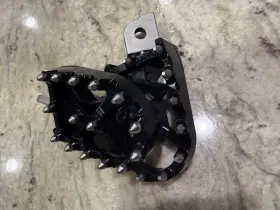 Fp-800v2 Flo Motorsports - Harley Davidson M8 Softail / Pan America Mx Foot Pegs 2018
