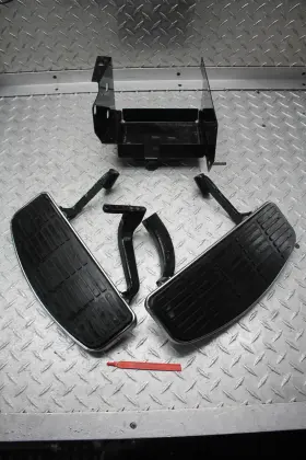 2206291 Harley-davidson 03 Road King Anniversary Efi Flhri Front Foot Rests/battery Tray
