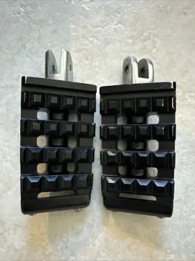 50500871 Harley-davidson Dominion Black Front Rider Pegs M8 Softail 18-23