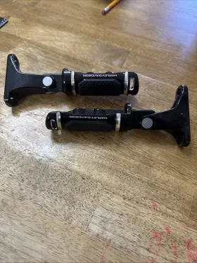 50502249 Harley Davidson Adversary Oem Passenger Foot Pegs Set Footrest Touring Black Contrast