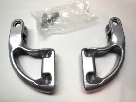 50995-04bgo Harley-davidson Ft02-05 Vrod Vrsca/b Mounting Brackets For Rear Passenger Footpegs Pair