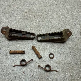 50616-ka4-830 Honda 1985 Cr250r Oem Left Right Foot Rests Pegs Spring Cr 250