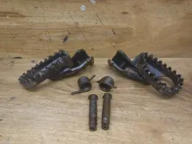 50616-kz3-890 Honda 1994 94 Cr125r Cr 125r Oem Foot Pegs Rest Pair Set W Springs Pin Fast Ship
