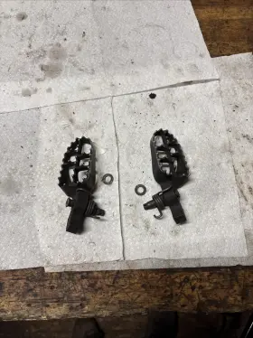 50642-kz4-j20 Honda 2000 2001 Cr125 And Cr250 Oem Right Left Step Foot Pegs Hardware