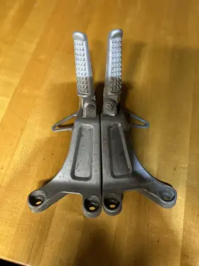 50760-mee-000 Honda 2003 2004 Cbr600rr Oem Rear Passenger Footrest Footpeg Step Brackets Pegs