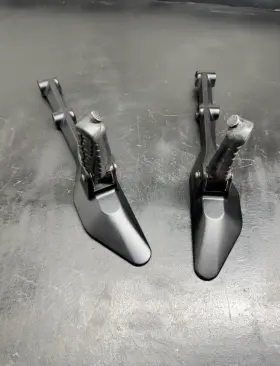 2850304900030s Husqvarna Original Oe 2018-21 Svart/vitpilen 401 Oem Rear Passenger Foot Rest Brackets Set