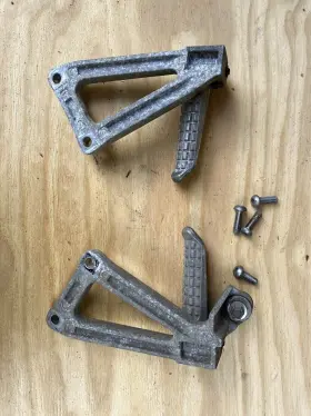 35011-1554l Kawasaki 2000 Zr750 Z750s Left And Right Rear Passenger Foot Rest Peg Bracket