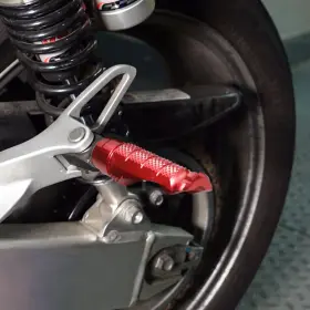 Mcrcfprr63bkmccprdsn23225 Mc Motoparts R-fight Red Cnc Rear Foot Pegs For Suzuki Gsr 750 11 12 13 14 15 16