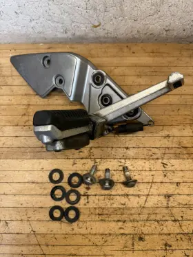 43111-31e01 Suzuki 1997 97-00 Gsf1200s Bandit Oem Right Rearset Brake Pedal Peg Bracket