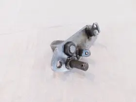 43510-24b00 Suzuki Savage 650 Ls650 And Boulevard S40 Front Right Foot Rest Peg Mount Bracket
