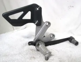 43511-35f00 Suzuki 43530-35f01 02 Gsxr600 Right Footrest Holder Guard Brake Pedal Oem