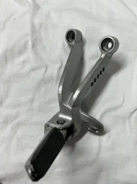 43600-18g00 Suzuki 2003 2004 Gsxr1000 Oem Rear Back Passenger Foot Peg Rest Left