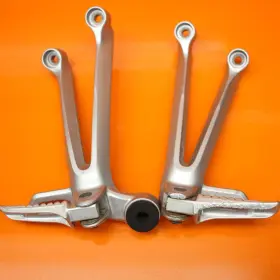 43600-41g00 Suzuki 2005 2006 Gsxr 1000 Oem Rear Back Passenger Foot Peg Rest Set Pair