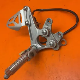 43611-37h00 Suzuki 09-14 Gsxr 1000 Oem Right Rearset Rear Set Driver Foot Peg Rest Stop