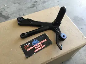 43700-10l00 Suzuki 22-25 Hayabusa Left Passenger Peg Bracket