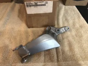 1014774-385 Victory Nos Oem 04-05 Kingpin Left Passenger Floorboard Mount Bracket 1014774