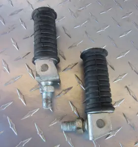 120-27430-02-00 Yamaha 1976-81 Xt500 Rear Passenger Foot Peg Set