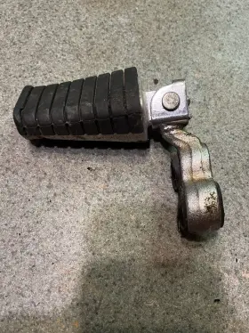 1rm-27420-00-93 Yamaha 1986-99 Virago 535 700 750 1100 Footrest Foot Peg Mount Footpeg