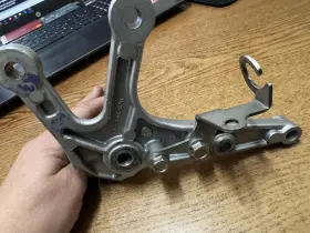 1wd-f7443-00 Yamaha R3 2016 Front Right Hand Footrest Peg And Hanger Bracket 2015 - 2018