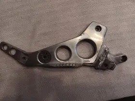 29l-27443-01-00 Yamaha Rz350 84-85 1984-1985 Rz 350 Right Footpeg Foot Rest Bracket Mount