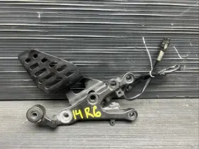 2c0-27443-10-00 Yamaha 2014 Yzf R6 Right Front Foot Peg Bracket #82124