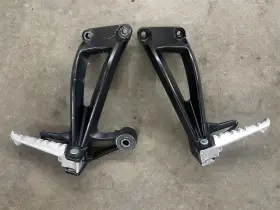 2d1-2741l-10-00 Yamaha Fz1 Fzs1 10 11 12 13 14 15 Oem Rear Back Passenger Footrests Pegs