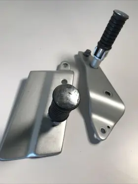 2uj-27430-00-35 Yamaha 1995 95-07 Virago 250 Xv250 Rear Passenger Foot Rest Peg Mount Bracket