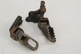 30x-27410-00-90 Yamaha 1984 Xt250 Foot Rest Peg Set Right Left With Brackets Xt 250 84