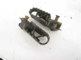 3r4-27421-00-00 Yamaha 79 Yz 125 Foot Pegs Left Right 1979