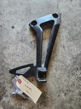 4s8-2742l-00-00 Yamaha 07-09 Fzs600 Fz6 Rear Right Foot Bracket Rest Peg Step Mount