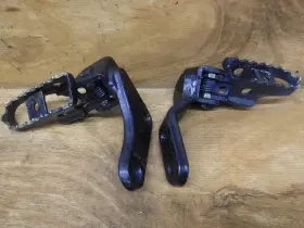 5cf-f7422-10-00 Yamaha 1999 - 2004 Ttr225 Tt 225 Factory Oem Left And Right Foot Peg Set W Bracket