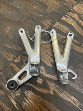 5eb-27430-00-00 Yamaha 2001 99-02 Yzfr6 R6 Rear Passenger Left Right Foot Peg Brackets