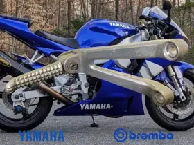5jj-l Yamaha Yzf R1 Rear Left Passenger Peg Bracket 2002 Oem