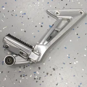 5lv-27440-04-00 Yamaha Right Side Rear Passenger Peg / Complete Back Footrest 01-05 Fz1 Fazer Fzs1000