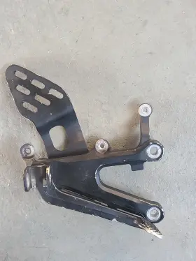 5sl-27443-01-00 Yamaha 03-2005 Yzf R6 Oem Right Rear Set Ped Mount Bracket