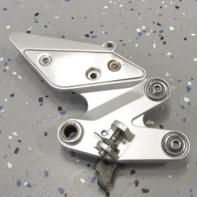 5vx-27443-10-00 Yamaha Right Side Rearset Inch Bracket / Front Foot Peg Holder 05-09 Fz6 Fazer Fz-6 Fz600