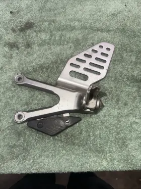 5vy-27442-01-00 Yamaha 5vy-27442-01 2004-2008 Yzf R1 Oem Front Left Peg Mount