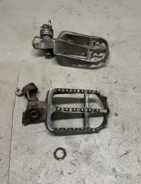5xc-27411-m2-00 Yamaha 1999 - 2022 Yz250f Oem Footpegs Foot Pegs Wr Yz 125 250 450 Titanium 2010