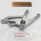 Yamaha 4C8-27443-00-00 Genuine Front Right Footrest Bracket YZF-R1 07-08 Oem New. Price: $132.99.